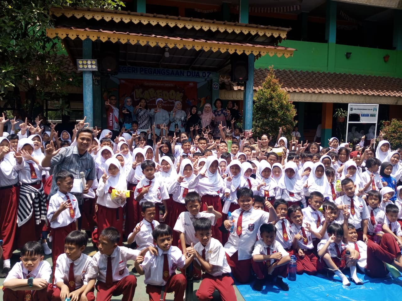 KAREDOK (Kreasi Aksi Rekreasi Dongeng Keliling)